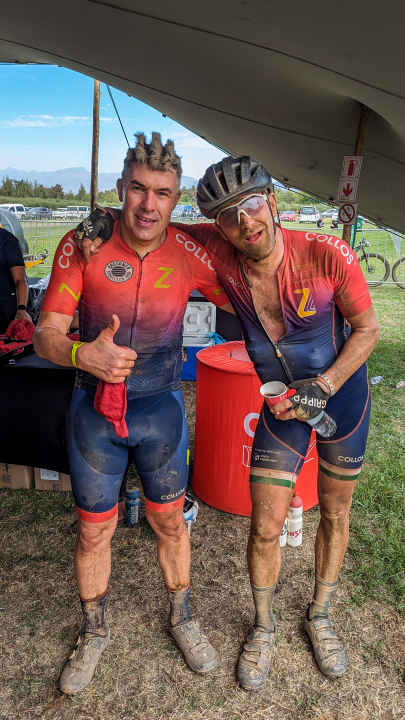 Die Frisur ist heißer als am Start - die Muskeln brauchen jetzt Abkühlung.