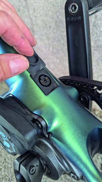 Die Ladebuchse des Urwahn Waldwiesel unterhalb des Pinion-Getriebes.