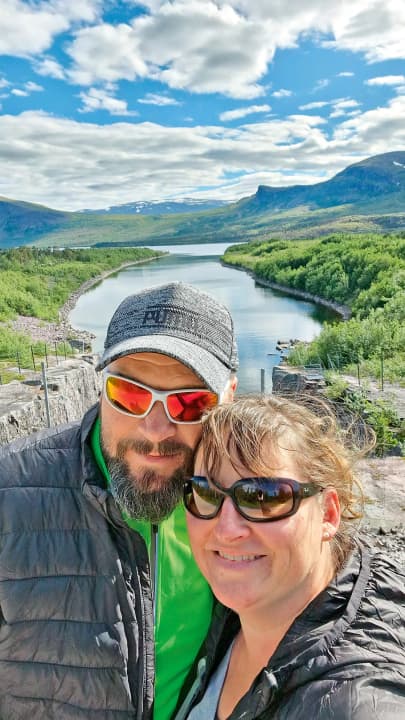 Ela und Oli sind etwa ein Viertel des Jahres auf Rädern unterwegs – egal ob in den Urlaub, auf Dienstreise oder zur nächsten Campingmesse. Die Besonderheit: Der Nachhaltigkeitsgedanke steht neben dem Abenteuer bei allen Reisen im Fokus. Unter @vanriding halten sie auf Instagram die Erlebnisse fest und geben den Followern Einblicke in ihr Leben