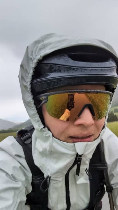 Sandra mit Gorewear Lupra 2.0 Regenjacke - entscheidend: mit Kapuze