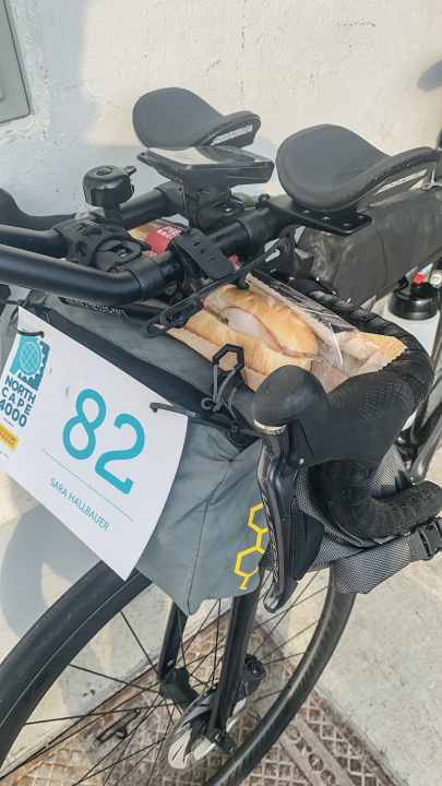 La faim permanente rend inventif pour ranger des provisions partout sur le vélo