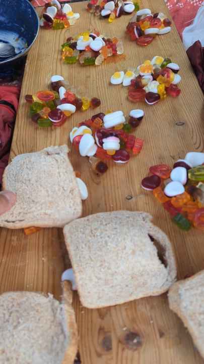Avant le départ, une tranche de pain grillé et de l'eau, dans la montée, 2 fois 50 grammes d'oursons gélifiés