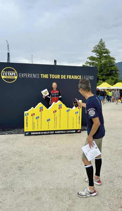Souvenir: Stephan aus Berlin schießt ein Foto von Kumpel Christian mit dem Höhenprofil des Jedermannrennens
