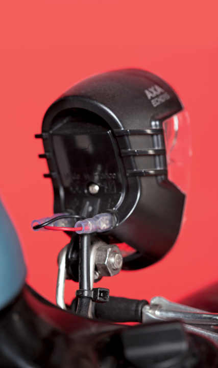 Zündapp Green 4.0: Ungeschützt – Offene Kunststoffhülsen begünstigen Korrosion. Schrumpfschläuche wären eine bessere und ebenfalls kostengünstige Lösung.