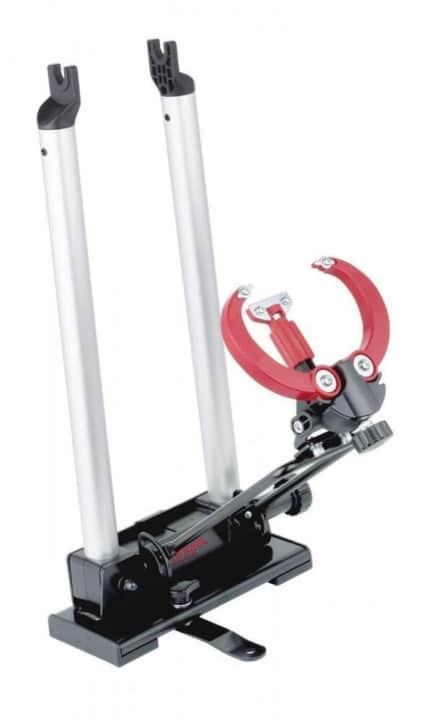   Um ein Laufrad zu zentrieren, spannen Sie es am besten in einen stabilen Zentrierständer.