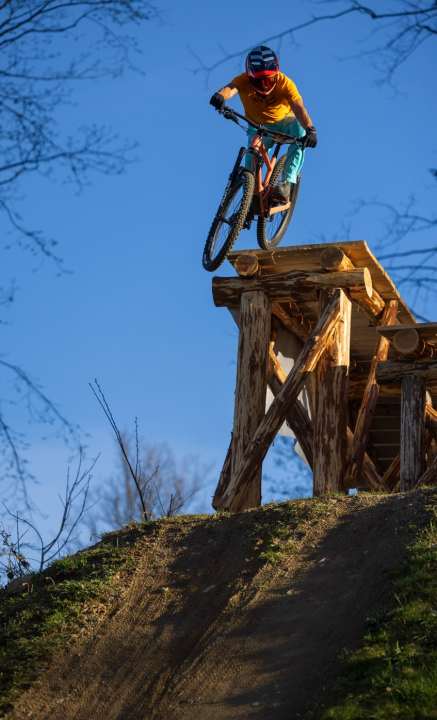 FREERIDE editor-in-chief Dimitri Lehner has to put up with the odd hard landing on the Scor 4060 ST GX.