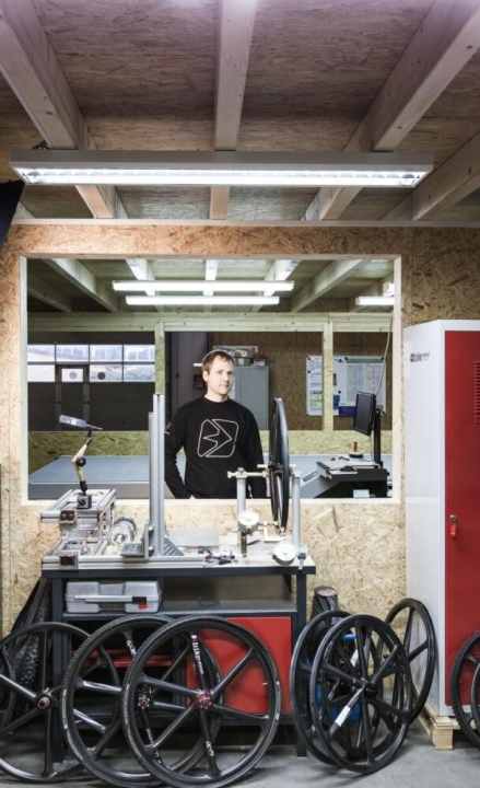 Der Plan des angehenden Kunststoff-Technikers Christian Gemperlein war, sich im Rahmen der Diplomarbeit einen geilen Laufradsatz zu bauen. Leicht, aber auch steif. Das hat geklappt. Zum Biken kommt der Würzburger seit dem leider nicht mehr.