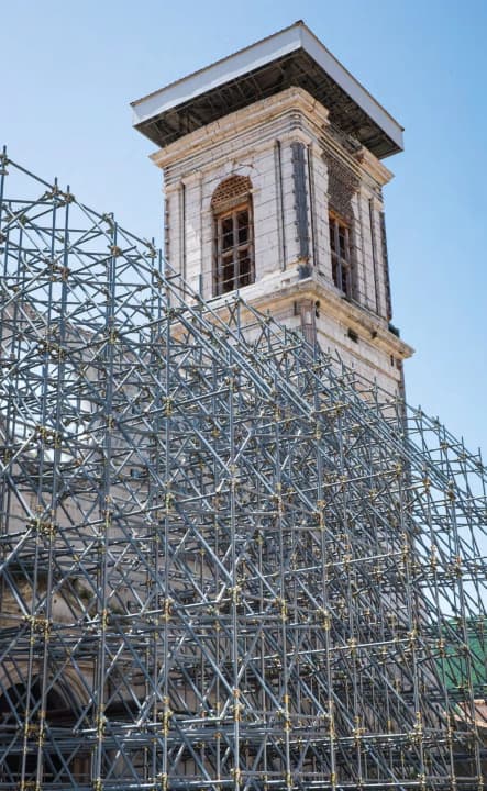 NOUVELLE CONSTRUCTION Après le tremblement de terre de 2016, des échafaudages en acier soutiennent les tours et les façades historiques restantes à Norcia.