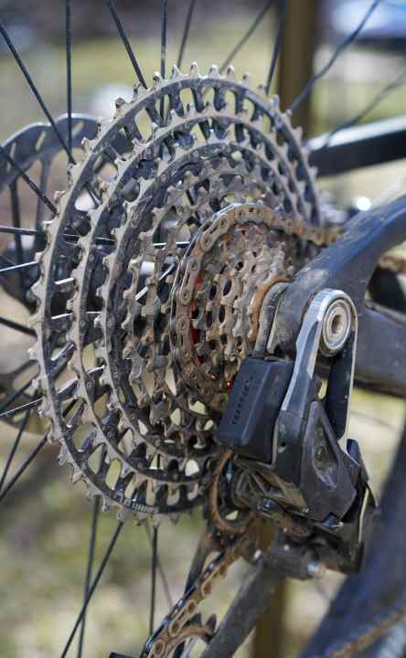 The XX SL cassette is fully trimmed for lightweight construction and weighs only 347 grams, also thanks to the three aluminium sprockets. However, the price of 720 euros is hefty. Fortunately, wear is low.