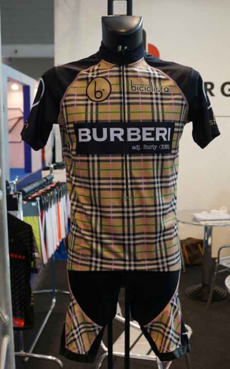   Kleinkariert: Klamotten-Set im schrägen Burberry-Design.