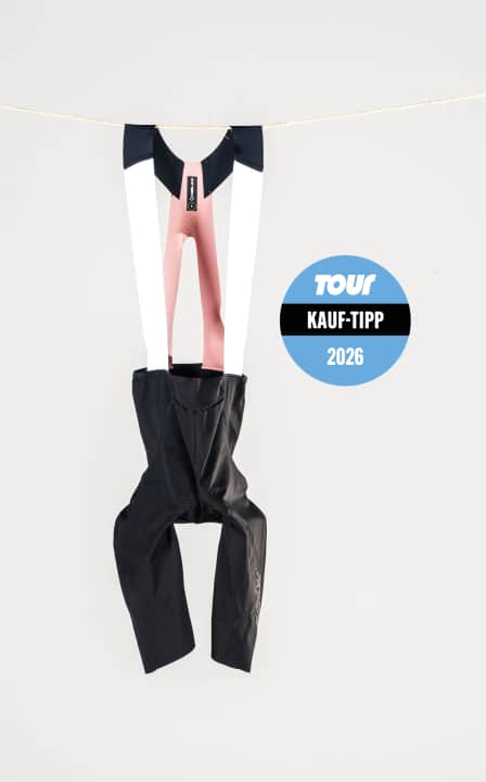 Nalini hat mit der Fast Lady Bib Short eine Trägerhose im Programm, die vor allem sportliche Fahrerinnen mit Komfort und Support bei intensiven Touren ansprechen soll.