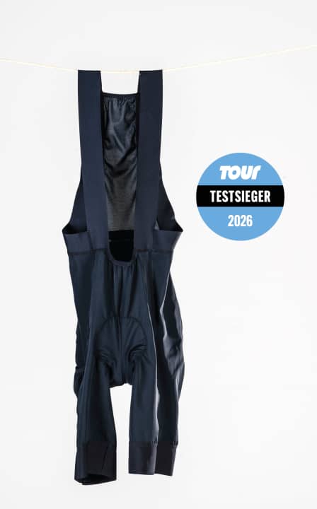 Schlicht, funktional und klar auf Performance gebürstet – die Rose M Bib Shorts will nicht blenden, sondern liefern. Genau das schafft die preiswerte Herren Bibshort auch und sichert sich einen Testsieg.