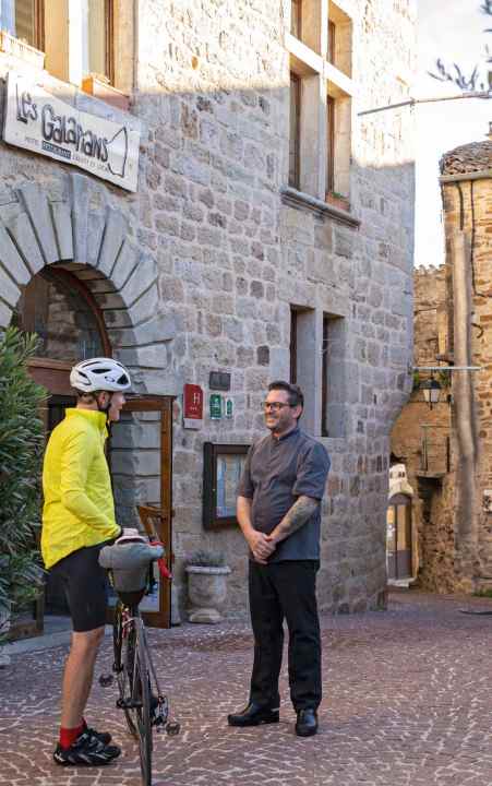 L'auteur de TOUR avec le chef de l'hôtel "Les Galapians