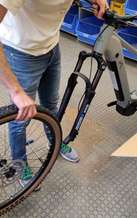 The front wheel can be quickly fitted into the fork and secured with the thru-axle.