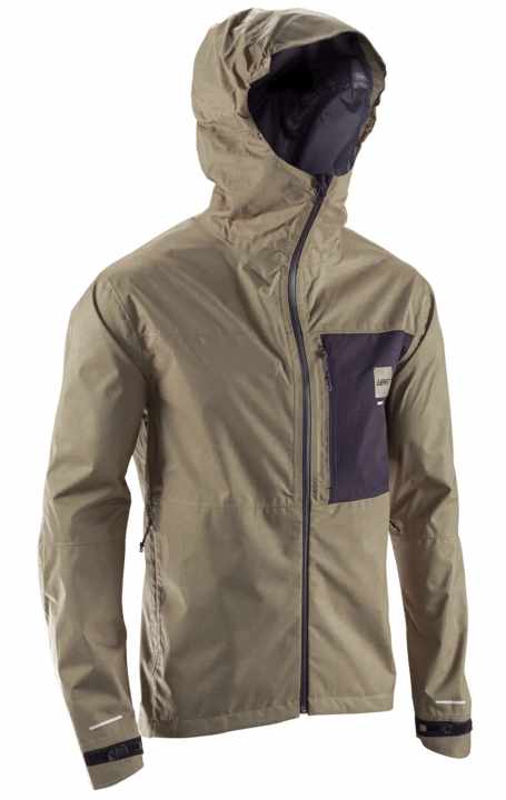 Eine robuste Regenjacke wie die Leatt Jacket HydraDri 3.0.