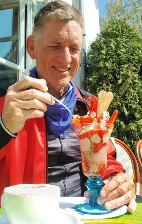 Lecker! Belohnung muss sein: Nach der Anstrengung gibt ein Eisbecher wieder Energie.