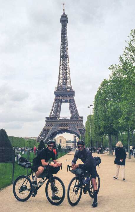 Tour-de-France-Gefühle: Paris, Zielort der Tour de France, ist auf dem Weg zum Atlantik ein Muss für Fotograf Baschi Bender (links) und Autor Florian von Dobeneck