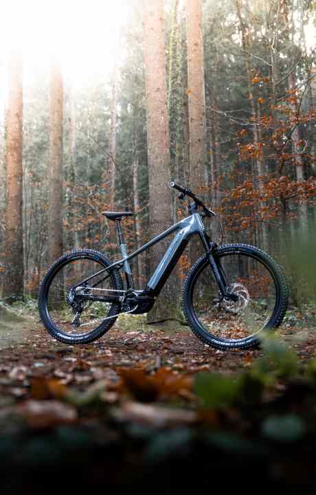 Das Simplon Cure :e präsentiert sich als klassisches E-MTB-Hardtail. Dank Carbon-Rahmen bleibt das Gewicht recht niedrig. Ab 19,9 Kilo gibt Simplon an.