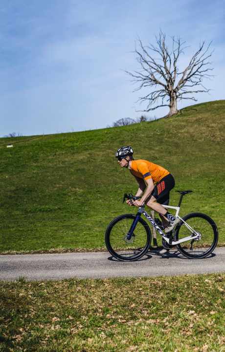 Depending on the choice of tyres, all-road bikes can also cope with rough gravel