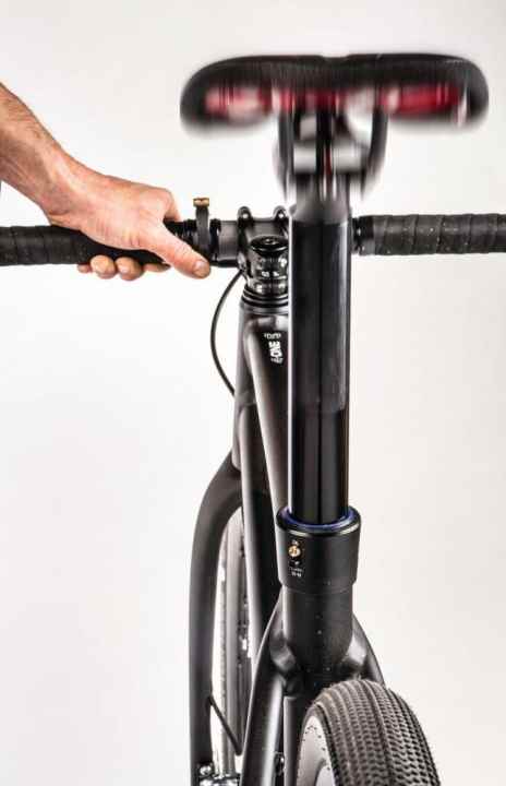 Die Eightpins-Variostütze am Liteville 4-One Gravelbike lässt sich vollständig im Rahmen versenken und kommt in der Regel nur an Mountainbikes zum Einsatz.