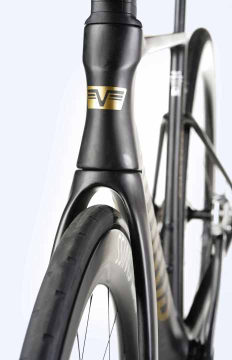 Eingeschnürt: So wenig Stirnfläche wie möglich hält das Steurrohr mit seiner Sanduhrform in den Wind