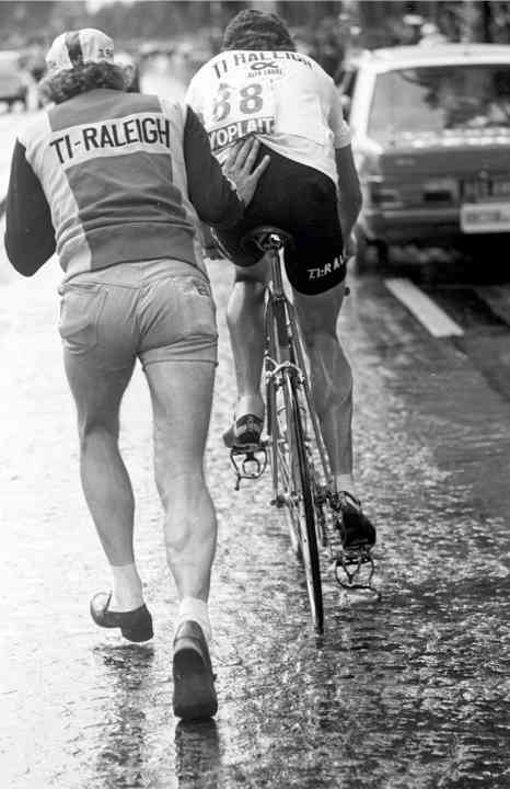Première - Didi Thurau est le premier Allemand à remporter la première demi-étape du final sur les Champs-Élysées en 1977 et termine cinquième du Tour.