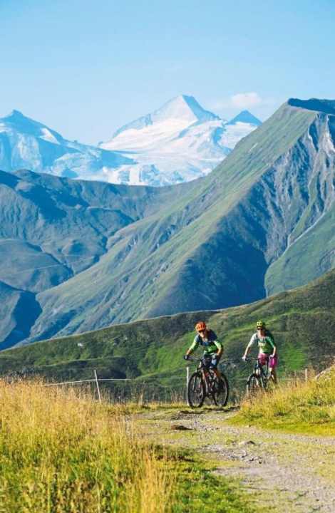   The Penkenbahn saves you almost half of the metres in altitude. But you have to pedal the 900 metres in altitude to the Rastkogelhütte yourself.