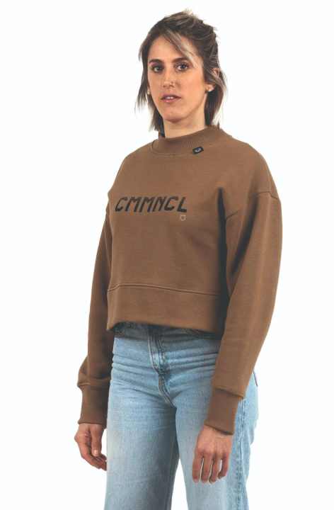 Prominent model: downhill racer Myriam Nicole in a crewneck jumper from her sponsor Commencal.