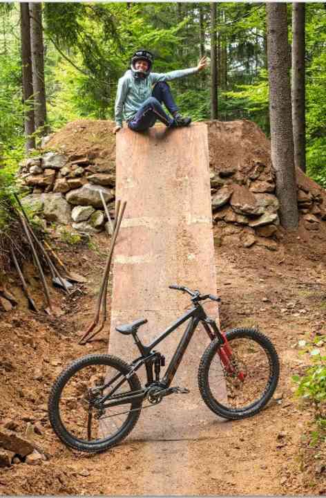 Eine neue Bike-Kategorie: Kathi baute sich ein Slopenduro auf. In FREERIDE verrät sie, was es damit auf sich hat.