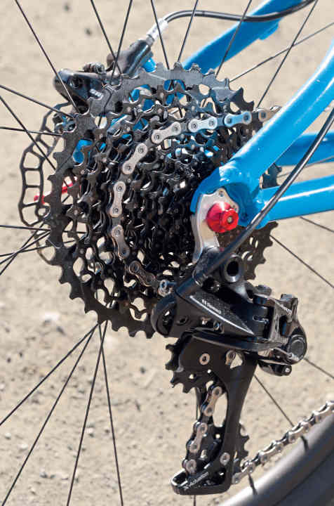 Suitable for touring: 10 to 42 teeth on the cassette. The 140 mm disc saves the Vpace Max24 a few more grams.