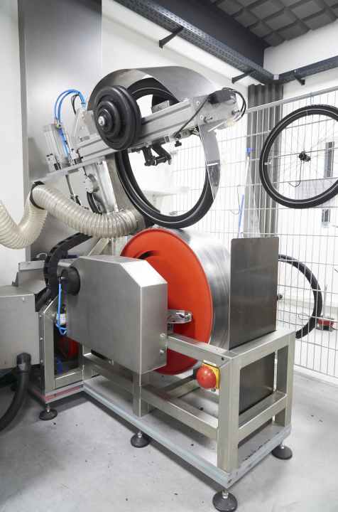   Laufradleben im Zeitraffer: Bis zu 3000 Kilometer absolvieren die Hinterräder auf der Trommeltestmaschine von Syntace, die mit sechs Hindernissen versehen ist. Dies simuliert Millionen von Schlägen auf dem Trail und eine mehrjährige Nutzung des Rades. Abbruchkriterium: Seitenschläge von über 10 Millimetern.