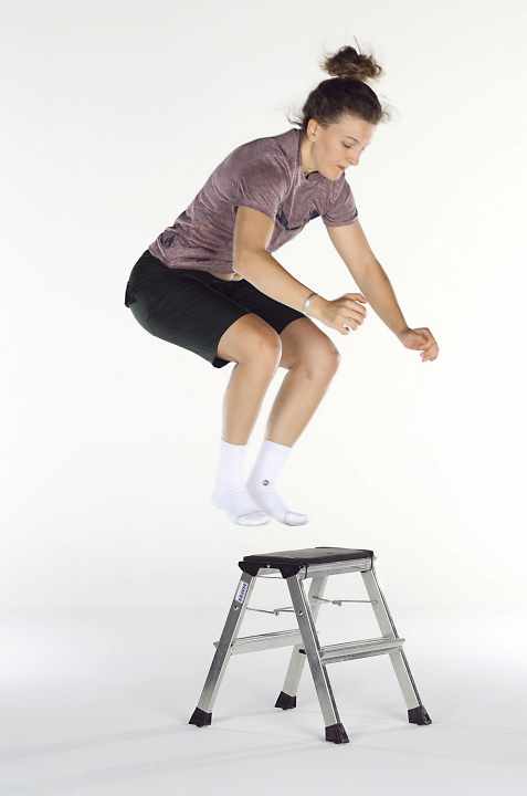 The box jump promotes speed, agility and explosive power in the legs. This explosive movement helps to increase muscle strength and performance.