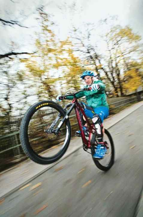   Stefan bei einem Speed-Wheelie auf einer Abfahrt irgendwo in München. Beste Lernvoraussetzungen sind allerdings eher: leicht bergauf pedalieren, mittlere Sattelposition, gut dosierbare Hinterradbremse sowie ein geeigneter Gang. Stefan weiß: "Die meisten greifen zu kräftig in die Hinterradbremse, statt sie leicht schleifen zu lassen". Folge: Das Vorderrad schnappt auf den Boden.
