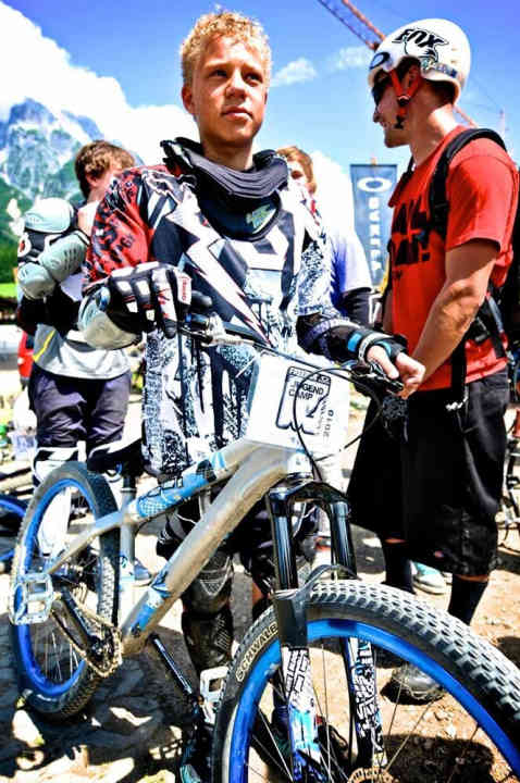   Nix geht ohne Schutzausrüstung - der Kollege hat schon mal das Neckbrace angelegt