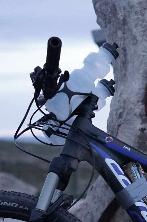   Wenn mal etwas mehr Wasser benötigt wird, braucht es zusätzliche Flaschenhalter wie die von Additive Bikes.