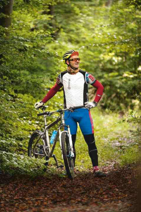   "The big temperature differences within a tour are typical of autumn. The most effective way to combat the cold is to ride faster. When it comes to clothing, I rely on the small onion principle." Henri Lesewitz
