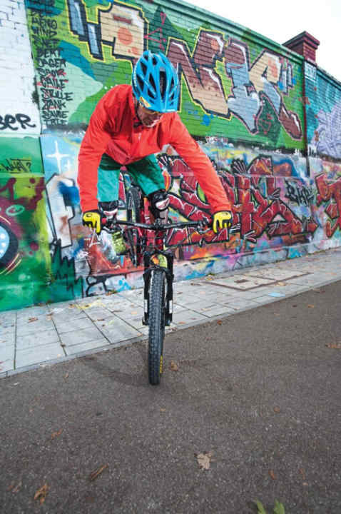   Riding technique pro Stefan Herrmann turns his bike to change direction. The 180-degree turn requires bike control. "But if you practise diligently, you'll quickly make progress," says Stefan.