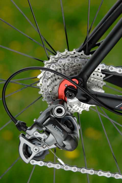   Jewellery: Cube sets accents and embellishes its Agree with a red anodised derailleur hanger 