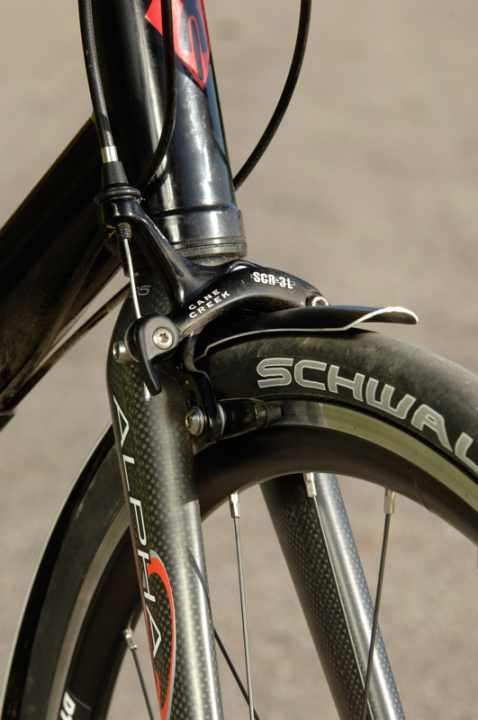   Holistic comfort concept: 28 millimetre wide Ultremo tyres from Schwalbe increase riding comfort, the elegant mudguards protect against wetness 