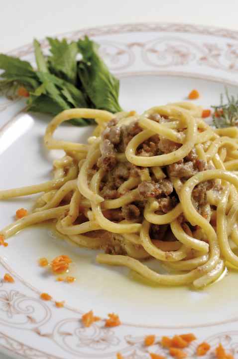 Des pâtes épaisses, semblables à des spaghettis : les bigoli al ragu sont une spécialité de la Biscaye.