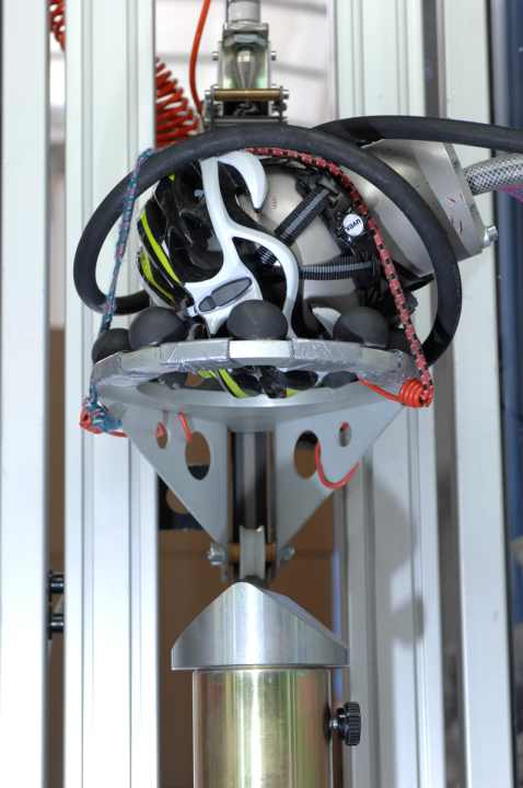   Le casque heurte l'enclume en forme de coin à près de 16,5 km/h 