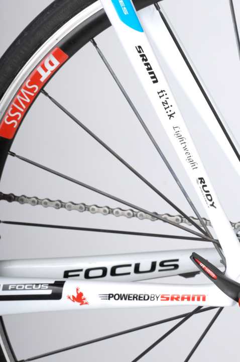   This is what the pro fan likes: lots of sponsor logos on the Focus. DT Swiss is not one of them, but the replica wheels are technically good.