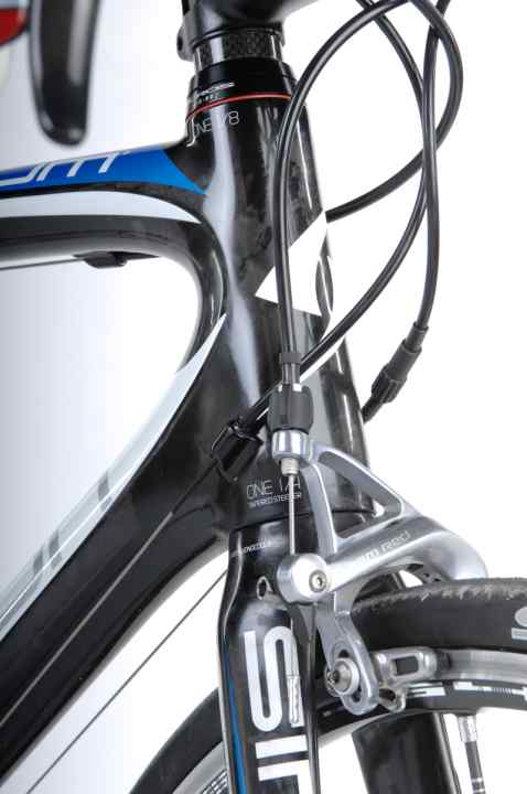   Steuerzentrum: Der konische Gabelschaft dreht sich in 1-1/8- und 1-1/4-Zoll-Lagern 