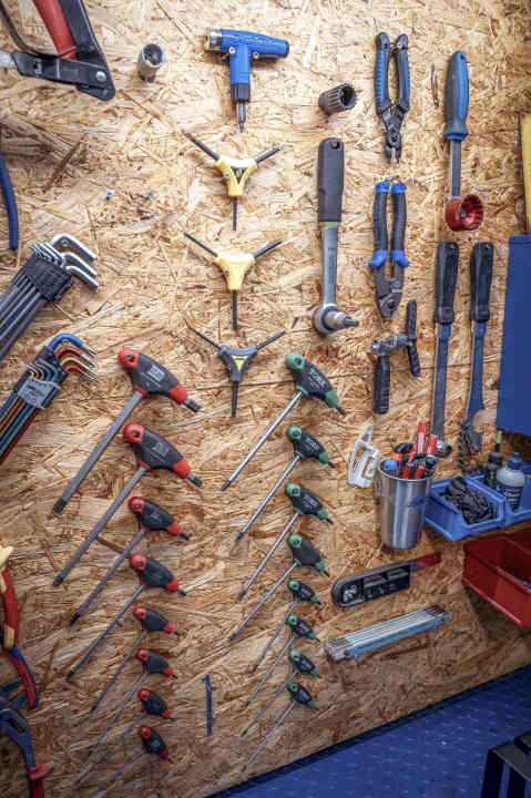 Tools on the wall keep everything organised and tidy. All that's missing is the edging with Edding to make it easier to put the tools back in their place.