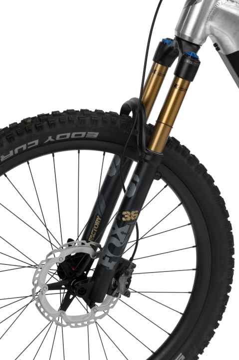 Fehl am Platz: Im Foto-Sample steckte noch die 36er Fox. In der Serie haben Kunden dann die Wahl zwischen der 38er Fox mit 170 mm Federweg und der Rock Shox ZEB mit 160 mm Federweg.