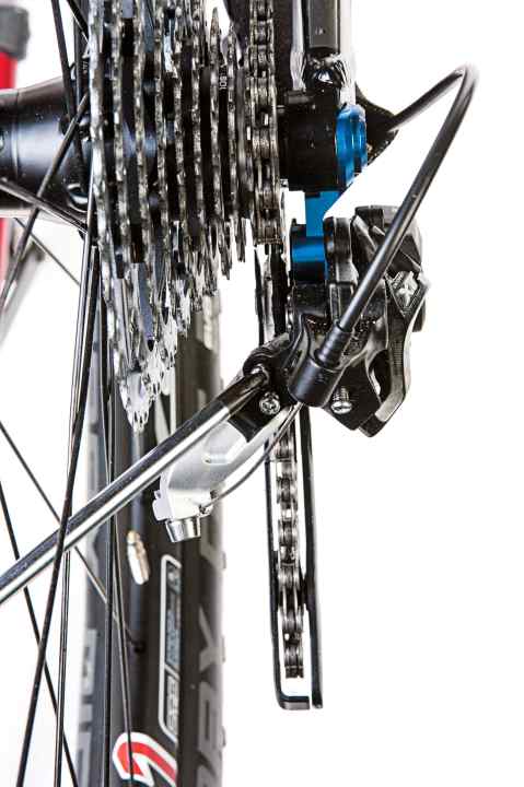   Problem Nr. 3: Schaltauge verbogen. Beim Sturz kriegt oft auch das Schaltwerk einen Schlag ab und schaltet nicht mehr richtig. Das liegt meistens an einem verbogenen Schaltauge. Auf dem Trail kannst Du versuchen, das Schaltauge wieder geradezubiegen. Doch Vorsicht: Verbogene Schaltaugen brechen schnell ab. Außerdem wird auch nach dem Biegen das Schalten nicht optimal sein. Unser Tipp: Auf längeren Trips am besten ein Wechselschaltauge mitnehmen.