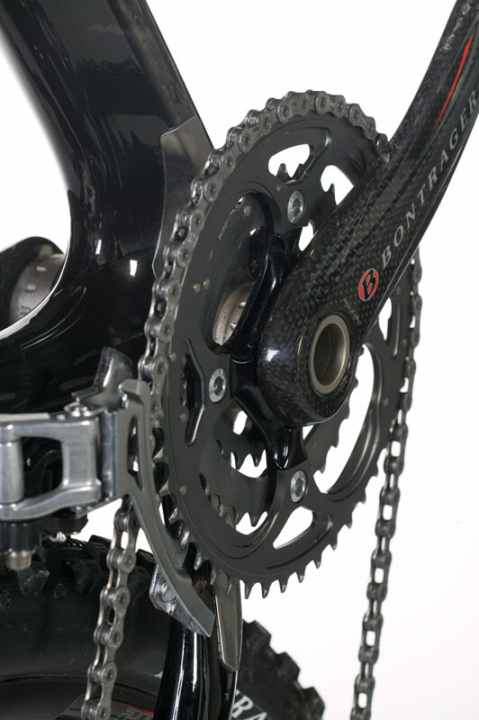   Doppelt hält besser. Gleich zwei Bleche (Kettenstrebe und Tretlagergehäuse) schützen den Carbon-Rahmen vor unsanften Kettenattacken.