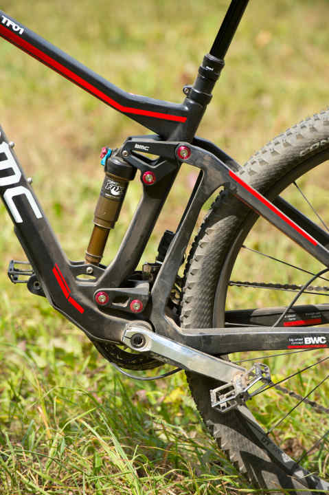   BMC relies on the familiar APS system with 150 mm travel for the rear suspension.