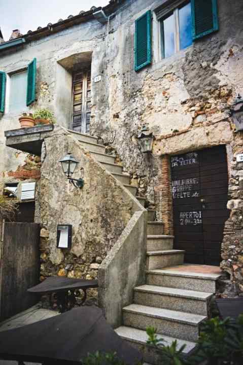   If you don't come to Elba during the holiday season, you'll even have the winding alleyway to yourself.