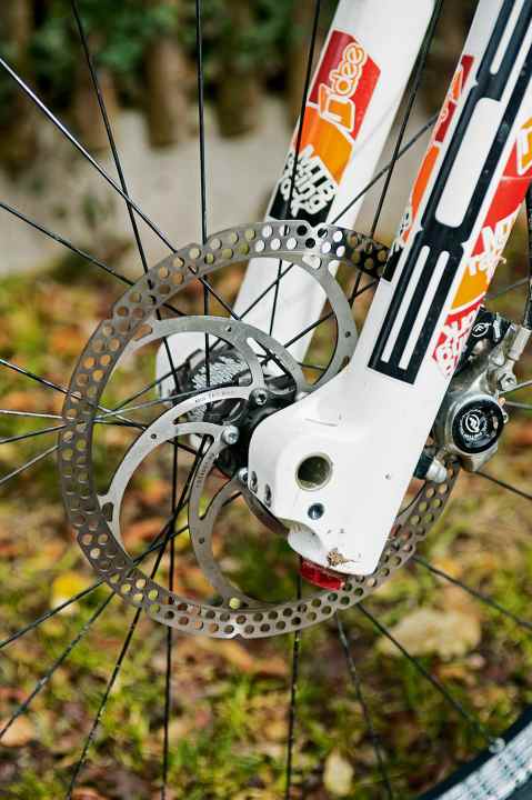 Radon Swoop 9.0 2013: The only weak point eliminated: Instead of the undersized T1, our long-term tester switched to the R0 stoppers from Formula.